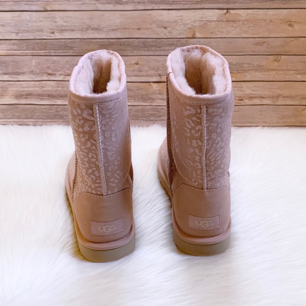 UGG Women’s Classic Short Snow Leopard Quartz Boots - Picture 4 of 7